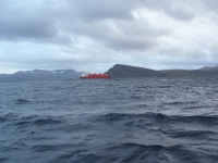 Ruderboot  mit Tanker bei Mageroya Porsangen 2012