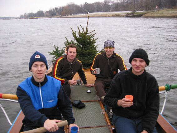Ruderer auf Barke mit Weihnachtsbaum