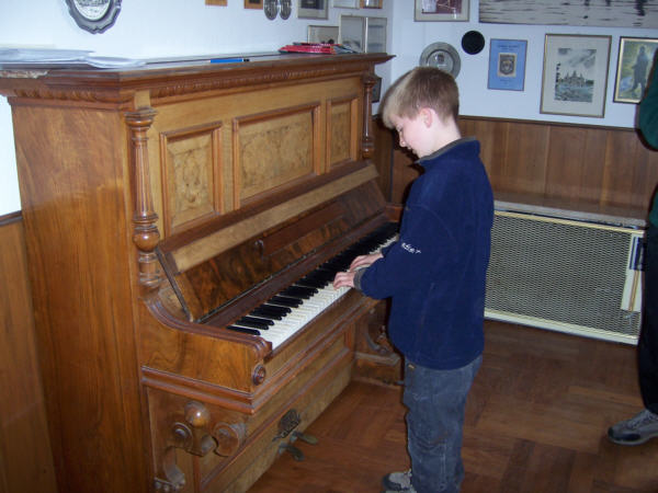 Levon spielt Klavier