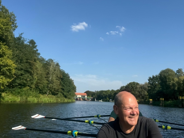 2 Scholz vor der Machnower Schleuse 2024