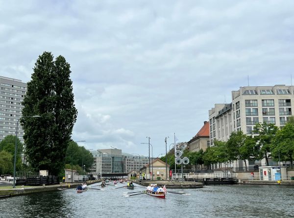 Berliner Innenstadt 2022 Mühlendammschleuse Ruderboote