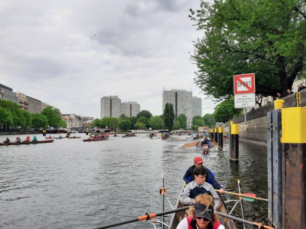 Berliner Innenstadt 2022 Ruderboote vor der Mühlendammschleuse