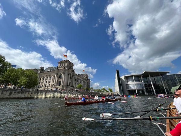 Berliner Innenstadt Ruderboote vor dem Reichstag