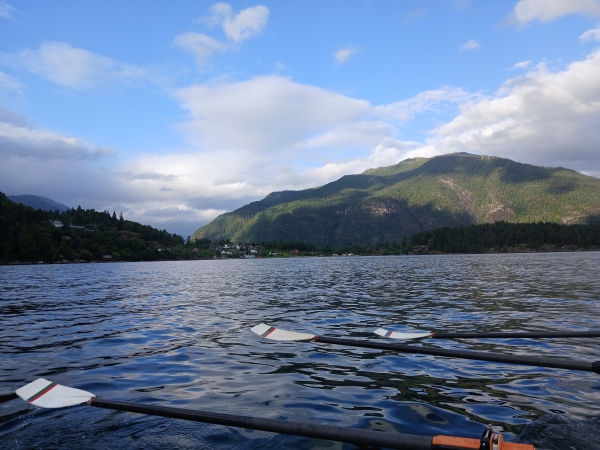 Blick auf Balestrand vom Ruderboot aus 2024