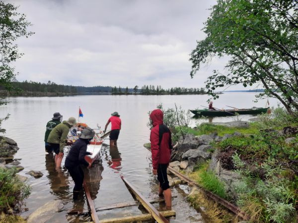 Bootsschleppe zum Soulisjärvi mit Ruderboot Inari 2022