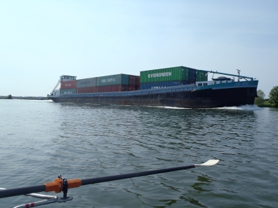 Containerfrachter 4000t auf der Maas Blog 2017