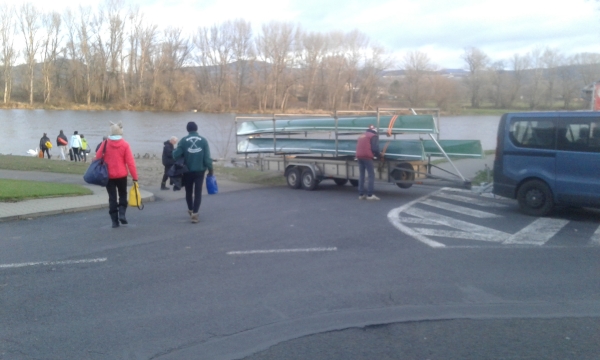 Einsetzen der Ruderboote in LOvosice 2017