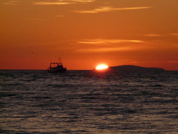 Fischerboot vor Sonnenuntergang C10