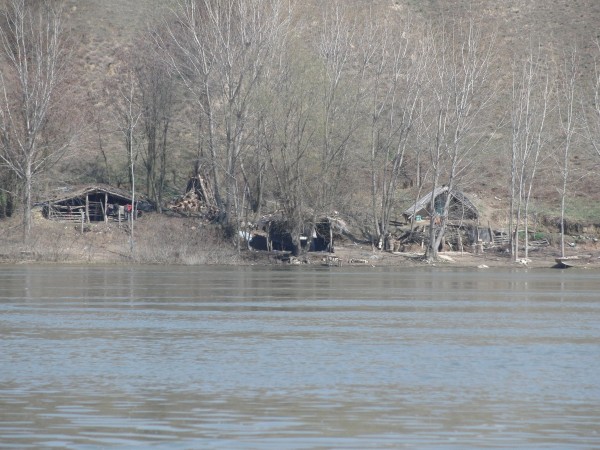 Fischerhaeuser am Donauufer Rumaenien DD10