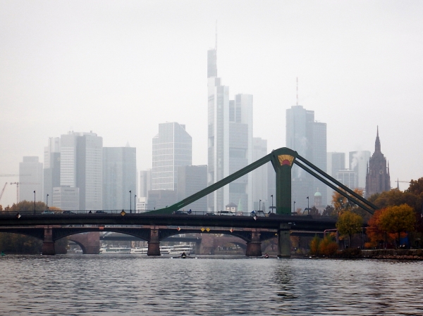 Frankfurt skyline vom ruderboot 2015