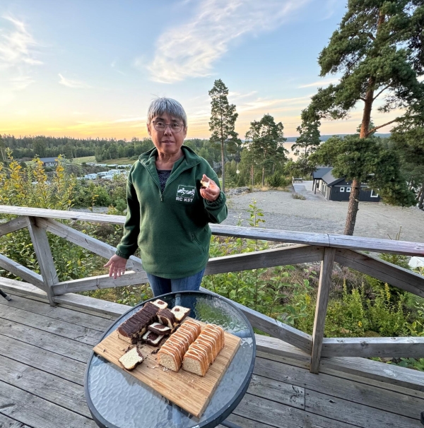 Geburtstagskind mit Kuchen Stora Le 2024
