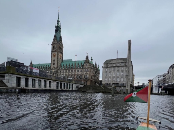 Hamburg Rathaus Ruderboot vom RC KST ELbe 2023