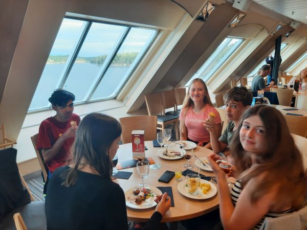 Jugend beim Abendessen auf der Silja Fähre 2022