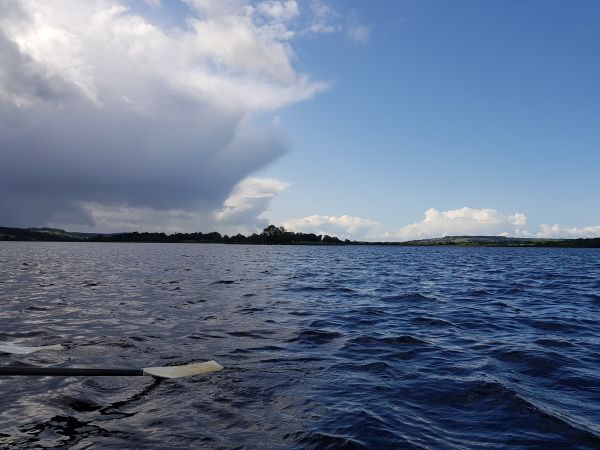 Kilglass Lough der Regen zieht vorbei Irland 2019