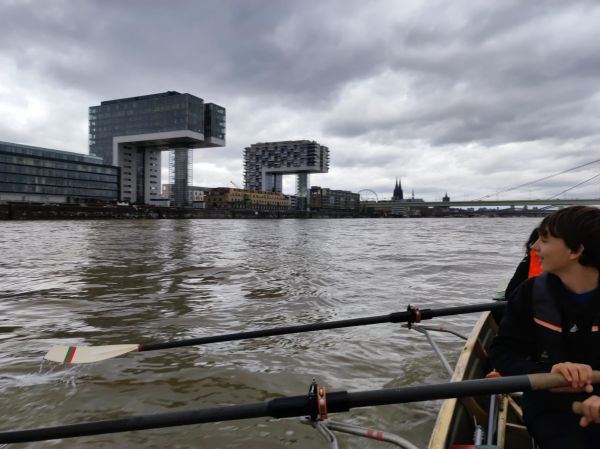 Köln Durchfahrt mit dem Ruderboot Silvester 2022
