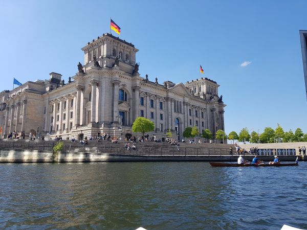 Reichstag mit Ruderbooten 2019