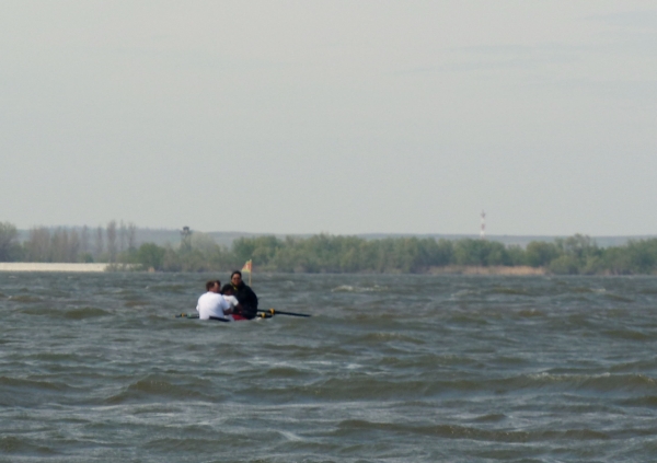 Ruderboot in heftigen Wellen 2012