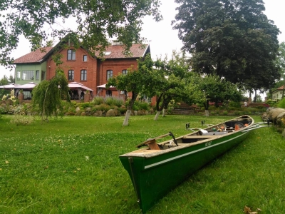 Ruderboot vor dem Hotel Karczemka Polen 2017