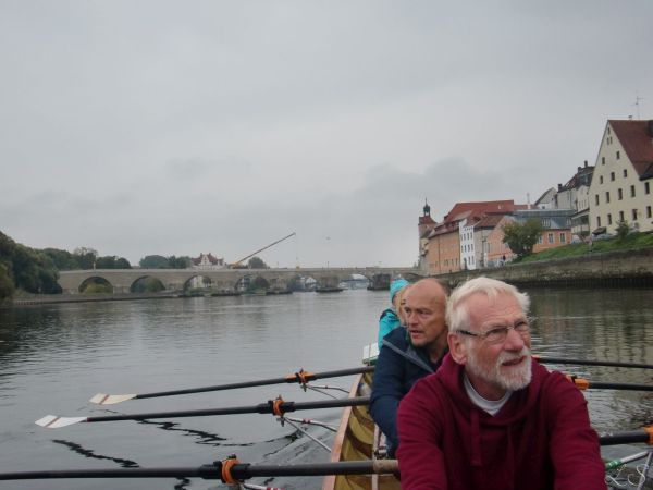 Ruderboot vor der Steinernen Brcke Regensburg Donau 2021