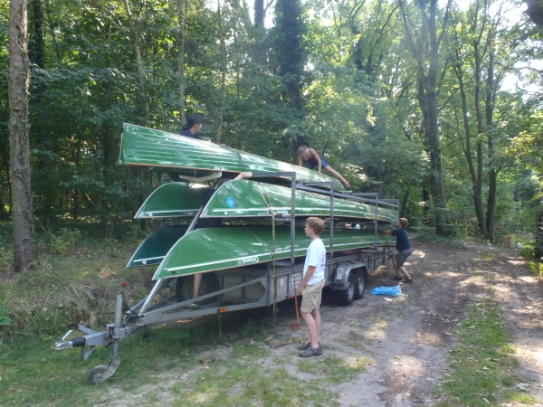 Ruderboote fertiig fuer Polen Wanderfahrt 2015