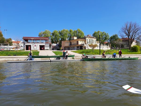Ruderclub Györ Boote einsetzen Donau 2022