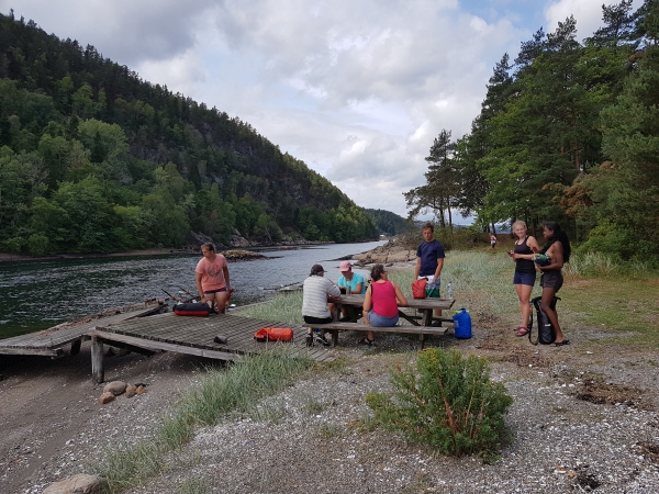 Ruderer Pause auf einer Insel im Oslofjord 2018