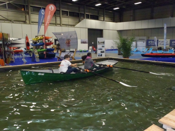 Ruderer lassen das Wasserbecken kochen Boot und Fun 2013