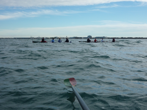 ruderboote vor port camargue wellen 2014