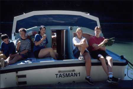 tasman hausboot mit mannschaft