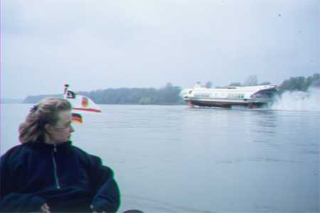 Tragflächenboot neben Ruderboot