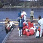 Gepäck am Steg zum Beladen in die Ruderboote