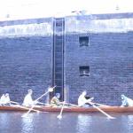 In der Schleuse Ruderboot