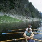 Am Ende der Talsperre Ruderer