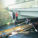 im Wasser unter der Brücke