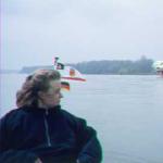 Tragflächenboot neben Ruderboot