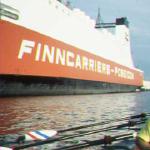 finncarrier neben ruderboot