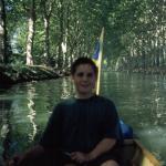 frankreich97 timo im Ruderboot kanal mit Alleebäumen