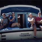 tasman hausboot mit mannschaft