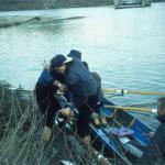 kalter schlamm am Ufer der Theiss Ruderboot