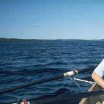 Martina rudert auf dem Inari