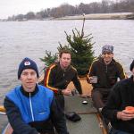 Ruderer auf Barke mit Weihnachtsbaum