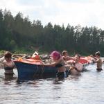 Vierer beim Treideln Ruderer im Wasser