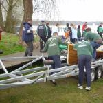 Kirchboot wird zu Wasser gelassen