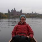 Sophie vor dem Schloss in Aschaffenburg MDK08