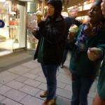 Maedchen beim Eisessen D09