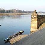 5 Schloss Pillnitz Elbtreppe mit Boot 1