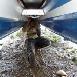 Nirina schraubt unter dem Boot DC10