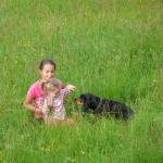 Maedchen in Wiese L10