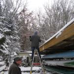 Schnee vom Dach des Bootslagers raeumen 2010