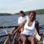 Maedchen im Ruderzweier Saimaa S11Bl